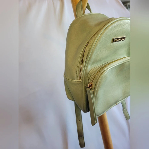 Jeane & Jax Green Knapsack Bag - Picture 2 of 12